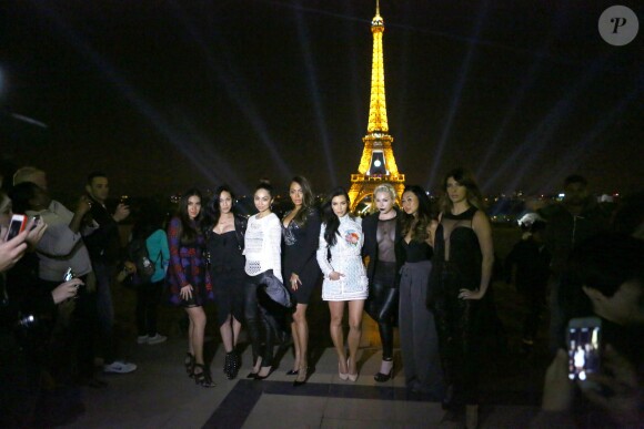 Kim Kardashian et ses amies ont pris la pose devant la Tour Eiffel pour l'enterrement de jeune fille de la star. Paris, le 22 mai 2014