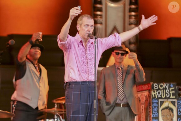 Hugh Laurie et le groupe The Copper Bottom en concert au Orpheum Annex Theatre à Vancouver, le 20 mai 2014.