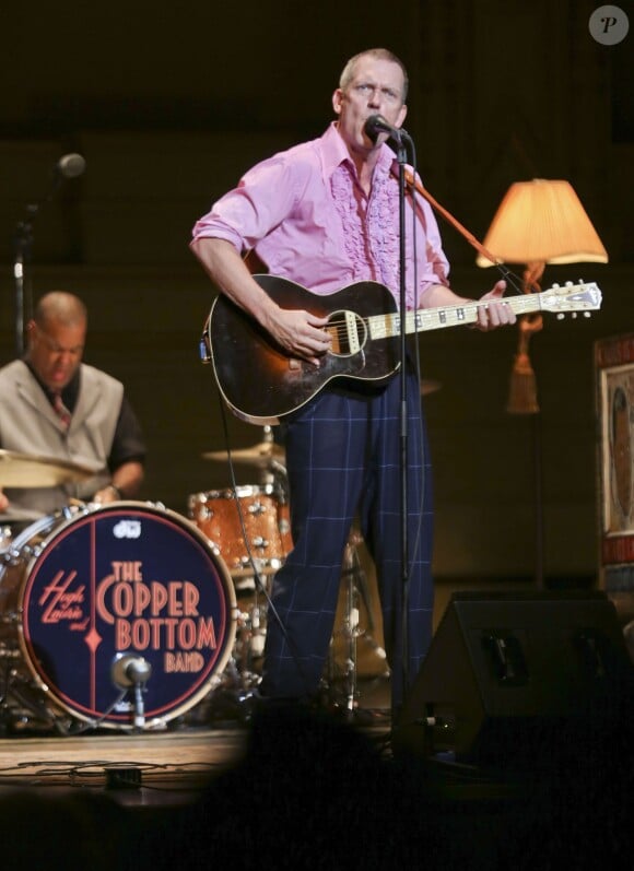 Hugh Laurie et le groupe The Copper Bottom en concert au Orpheum Annex Theatre à Vancouver, le 20 mai 2014.