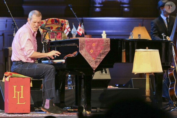 Hugh Laurie et le groupe The Copper Bottom en concert au Orpheum Annex Theatre à Vancouver, le 20 mai 2014.