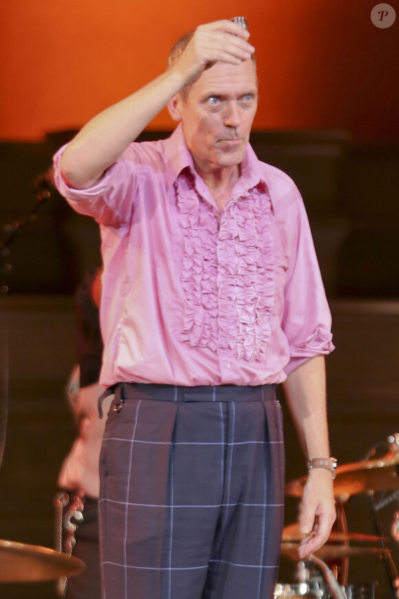 Hugh Laurie et le groupe The Copper Bottom en concert au Orpheum Annex Theatre à Vancouver, le 20 mai 2014.