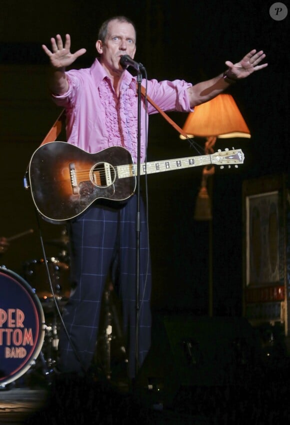 Hugh Laurie et le groupe The Copper Bottom en concert au Orpheum Annex Theatre à Vancouver, le 20 mai 2014.