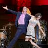 L'acteur Hugh Laurie et le groupe The Copper Bottom en concert au Orpheum Annex Theatre à Vancouver, le 20 mai 2014.