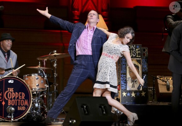 Hugh Laurie et le groupe The Copper Bottom en concert au Orpheum Annex Theatre à Vancouver, le 20 mai 2014.