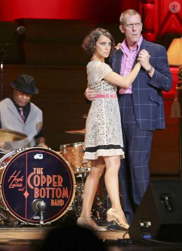 Hugh Laurie et le groupe The Copper Bottom en concert au Orpheum Annex Theatre à Vancouver, le 20 mai 2014.