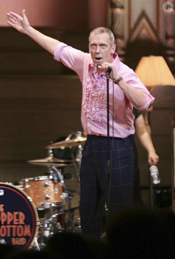 Hugh Laurie et le groupe The Copper Bottom en concert au Orpheum Annex Theatre à Vancouver, le 20 mai 2014.