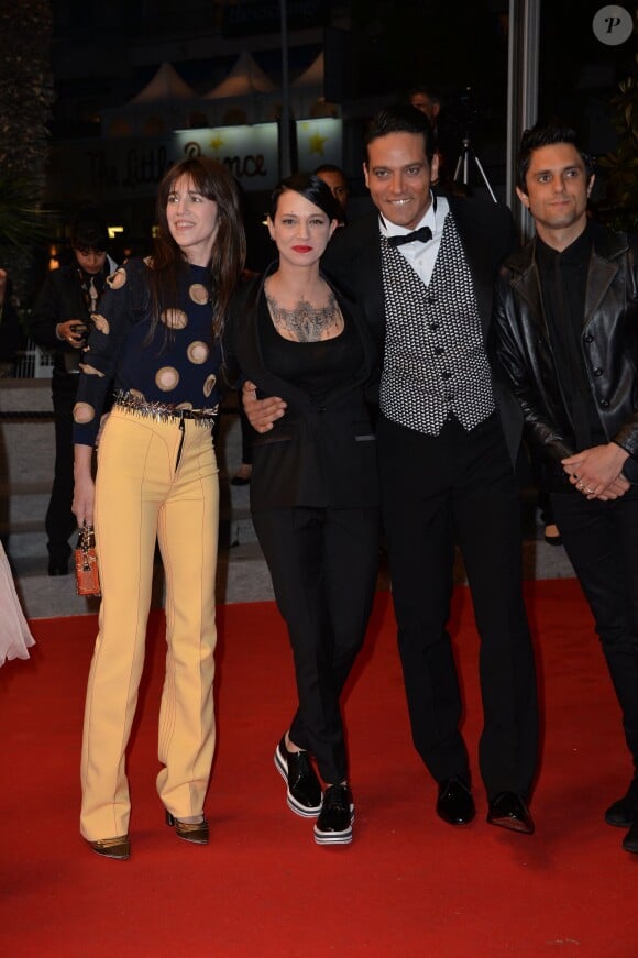 Charlotte Gainsbourg, Asia Argento, Gabriel Garko à la montée des marches pour le film "Mommy" lors du 67e Festival de Cannes, le 22 mai 2014.