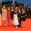 Charlotte Gainsbourg et Asia Argento avec le casting de L'Incomprise à la montée des marches pour le film "Mommy" lors du 67e Festival de Cannes, le 22 mai 2014.