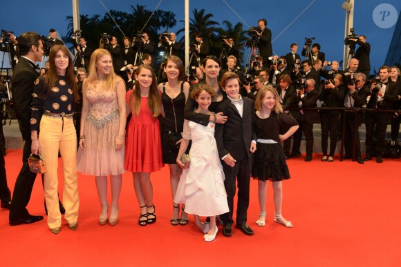 Charlotte Gainsbourg et Asia Argento avec le casting de L'Incomprise à la montée des marches pour le film "Mommy" lors du 67e Festival de Cannes, le 22 mai 2014.