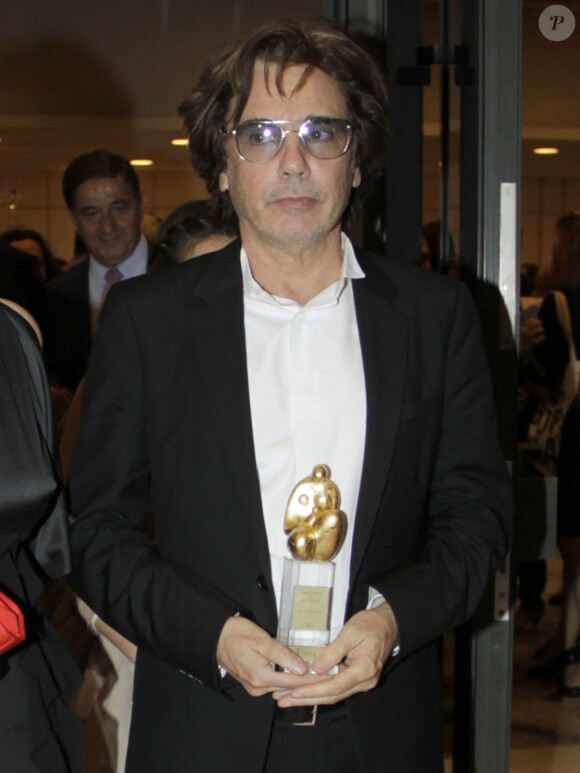 Jean-Michel Jarre reçoit un prix lors de la cérémonie Elpida à Athènes, le 16 octobre 2013.