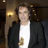 Jean-Michel Jarre reçoit un prix lors de la cérémonie Elpida à Athènes, le 16 octobre 2013.