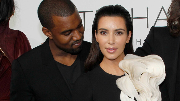 Kim Kardashian et sa poitrine : Les 8 moments où Kanye a eu les yeux baladeurs...