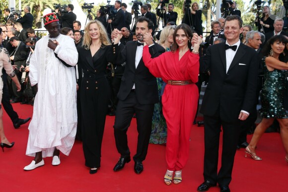 Moussa Touré, Maria Bonnevie, Pablo Trapero, Géraldine Pailhas et Peter Becker (Jury Un Certain regard) à la montée des marches du film "Sils Maria" lors du 67e Festival du film de Cannes le 23 mai 2014.