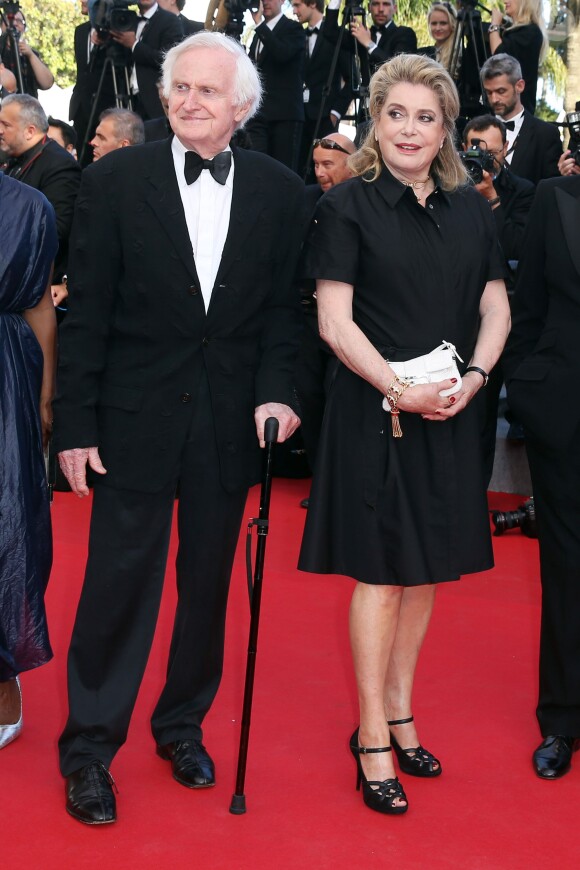 Catherine Deneuve et John Boorman à la montée des marches du film "Sils Maria" lors du 67e Festival du film de Cannes le 23 mai 2014.