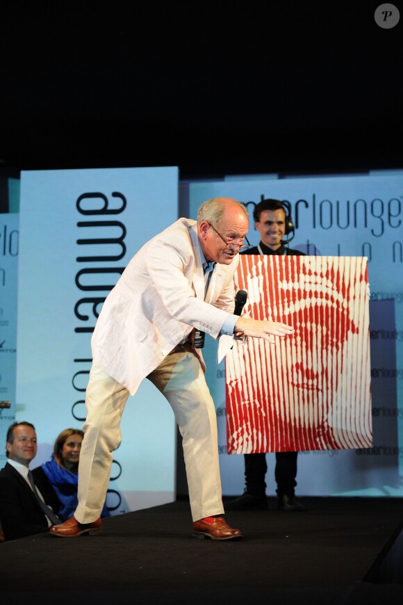 Vente aux enchères d'un tableau représentant Michael Schumacher lors de la soirée 'Amber Lounge' U Nite au Sea Club de l'hôtel Le Meridien à Monaco le 23 Mai 2014