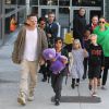 Brad Pitt et Angelina Jolie arrivant à l'aéroport de Los Angeles en provenance d'Australie avec leurs enfants, le 5 février 2014.