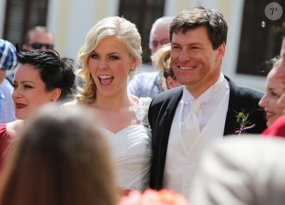 Ivica Kostelic et Elin Arnarsdottir, heureux après leur mariage le 24 mai 2014 à la sortie de la petite église Saint-Marc de Zagreb en Croatie