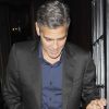 George Clooney non loin d'Amal Alamuddin à la sortie d'un dîner avec son fiancé à Londres le 25 octobre 2013.