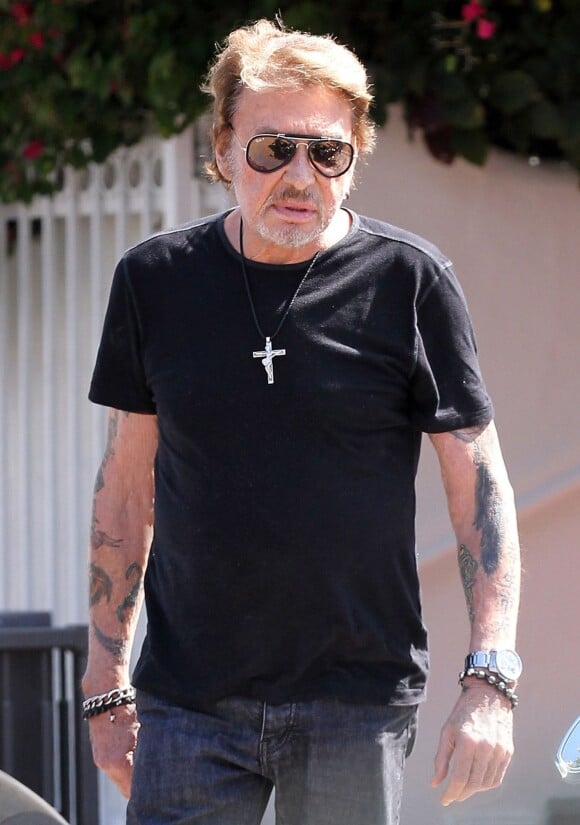 Le chanteur Johnny Hallyday fait un tour de moto avant d'aller déjeuner au restaurant à Malibu, le 25 mai 2014.