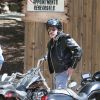 Johnny Hallyday fait un tour de moto avant d'aller déjeuner au restaurant à Malibu, le 25 mai 2014.