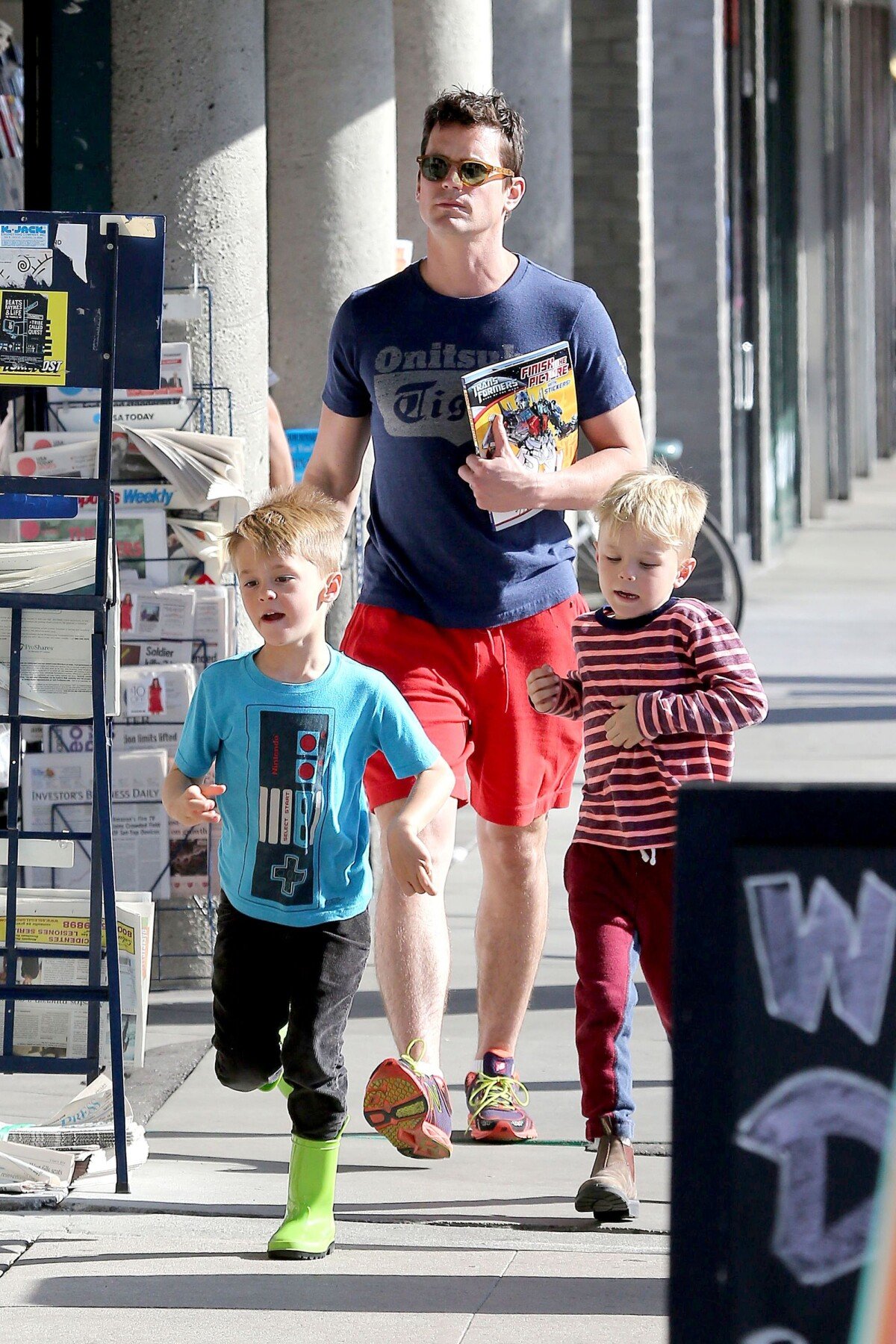 Photo : Matt Bomer et ses fils Walker et Henry, à Hollywood, Los Angeles,  le 3 avril 2014. - Purepeople