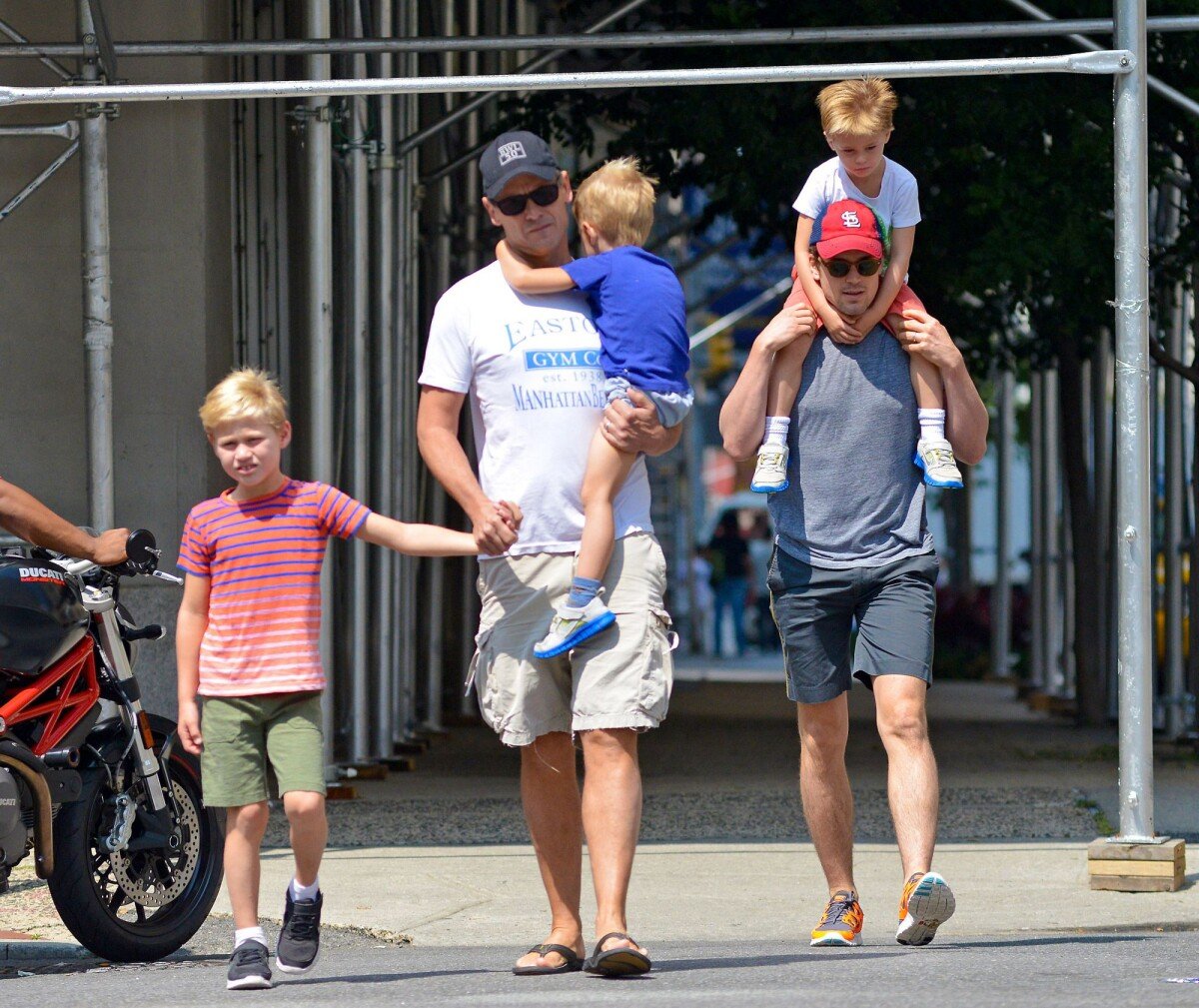 Photo : Matt Bomer, son mari Simon Halls et leurs enfants, Henry, Walker et  Kit à Soho, New York, le 2 août 2012. - Purepeople