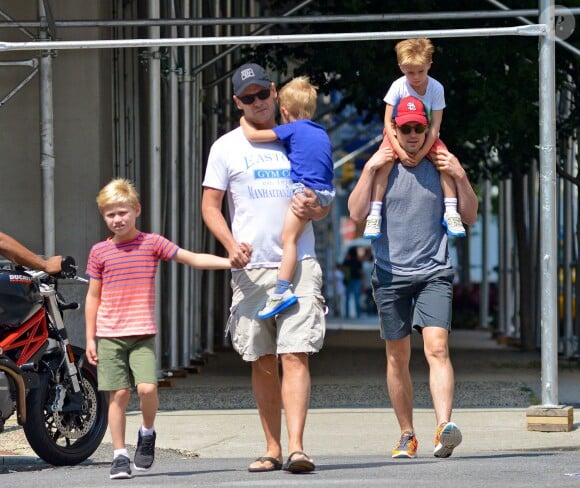 Matt Bomer, son mari Simon Halls et leurs enfants, Henry, Walker et Kit à Soho, New York, le 2 août 2012.