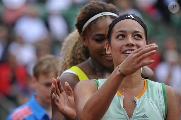 Serena Williams et Alizé Lim lors de la première journée des internationaux de France à Roland-Garros, le 25 mai 2014