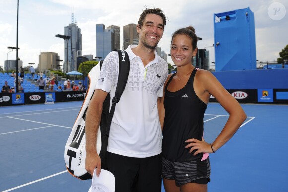 Jérémy Chardy et sa belle Alizé Lim, amoureux lors de l'Open d'Australie au Melbourne Park de Melbourne, le 15 janvier 2014