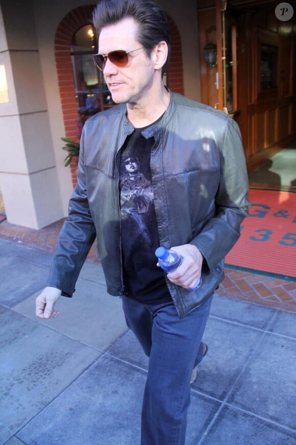 Jim Carrey sort de chez le médecin à Beverly Hills le 24 février 2014.