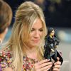 Sienna Miller avec sa figurine G.I. Joe à New York, le 3 août 2009.