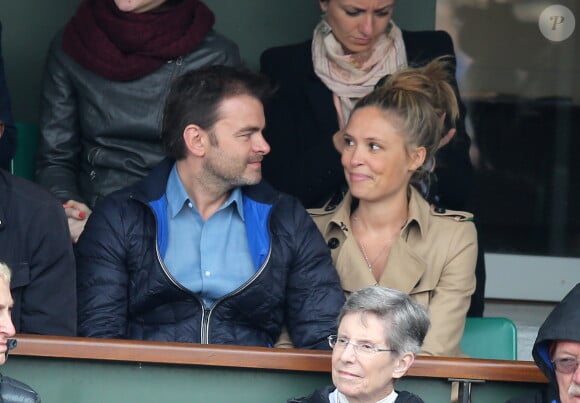 Le comédien Clovis Cornillac et sa femme Lilou Fogli assistent aux Internationaux de France de tennis de Roland Garros à Paris, le 27 mai 2014.
