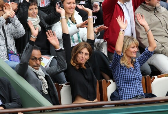 Manu Katché, sa compagne Laurence et Isabelle Camus aux Internationaux de France de tennis de Roland Garros à Paris, le 27 mai 2014,