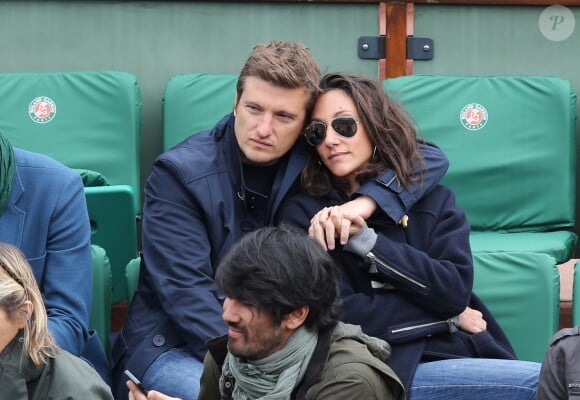 Rebecca Fitoussi et son compagnon aux Internationaux de France de tennis de Roland Garros à Paris, le 27 mai 2014.