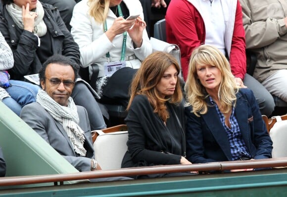 Manu Katché, sa compagne Laurence et Isabelle Camus, compagne de Yannick Noah aux Internationaux de France de tennis de Roland Garros à Paris, le 27 mai 2014, pendant le match de Gaël Monfils.