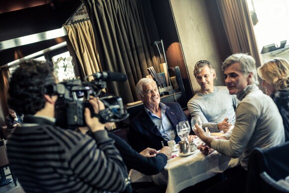 Exclusif - Jean-Paul Belmondo, son fils Paul et le producteur Cyril Viguier ont déjeuné au café de l'Alma pour fêter la concrétisation du documentaire qui va être tourné pour TF1 sur Jean-Paul Belmondo le 20 mars 2014