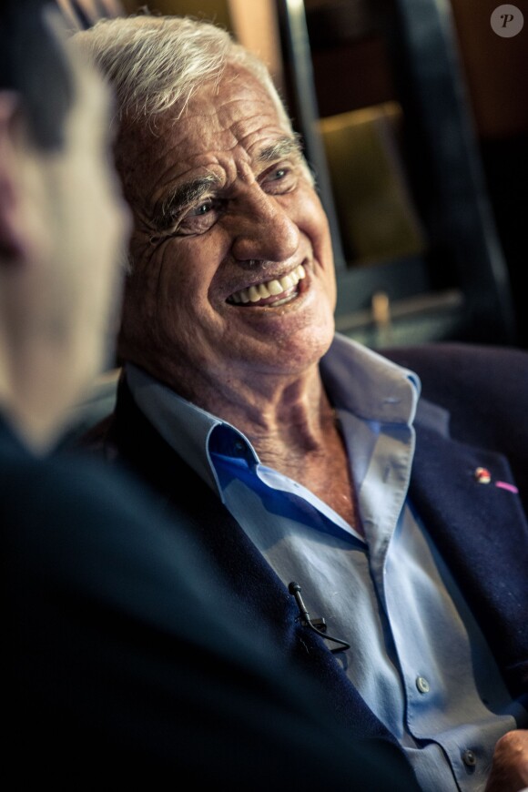 Exclusif - Jean-Paul Belmondo, son fils Paul et le producteur Cyril Viguier ont déjeuné au café de l'Alma pour fêter la concrétisation du documentaire qui va être tourné pour TF1 sur Jean-Paul Belmondo. L'acteur amènera son fils Paul sur les différents lieux de tournage dans le monde de ses films les plus célèbres. A Paris, c'est au-dessus du pont Bir-Hakeim, que Jean-Paul Belmondo a amené son fils Paul et Cyril Viguier pour illustrer le film "Peur sur la ville". Le 20 mars 2014