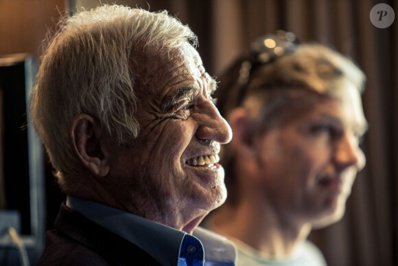 Exclusif - Jean-Paul Belmondo, son fils Paul et le producteur Cyril Viguier ont déjeuné au café de l'Alma pour fêter la concrétisation du documentaire qui va être tourné pour TF1 sur Jean-Paul Belmondo. Le 20 mars 2014