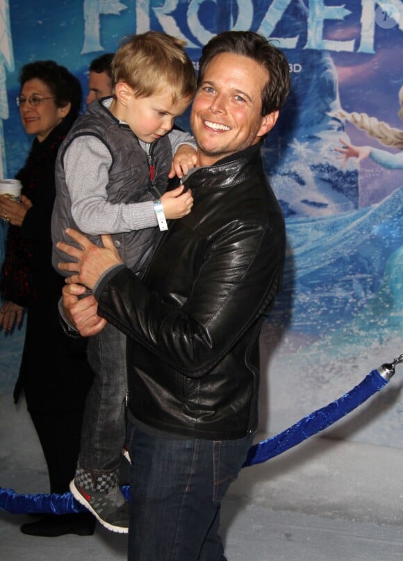 Scott Wolf et son fils à Hollywood, le 19 novembre 2013. 
