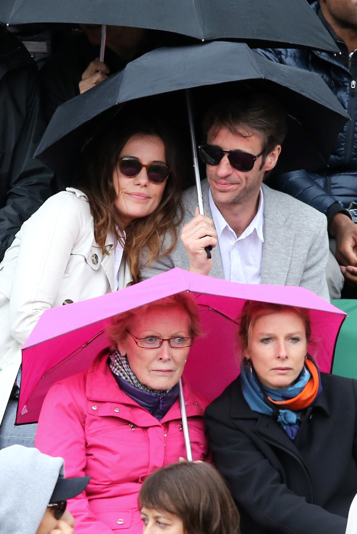 Photo : Zoé Félix et son compagnon Benjamin Rolland, derrière Karin Viard  et sa maman, lors du match entre Jo-Wilfried Tsonga et Jürgen Melzer à  Roland-Garros à Paris, le 28 mai 2014. -