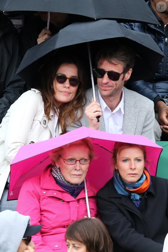Zoé Félix et son compagnon Benjamin Rolland, derrière Karin Viard et sa maman, lors du match entre Jo-Wilfried Tsonga et Jürgen Melzer à Roland-Garros à Paris, le 28 mai 2014. 