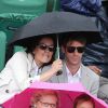 Zoé Félix et son compagnon Benjamin Rolland, derrière Karin Viard et sa maman, lors du match entre Jo-Wilfried Tsonga et Jürgen Melzer à Roland-Garros à Paris, le 28 mai 2014. 