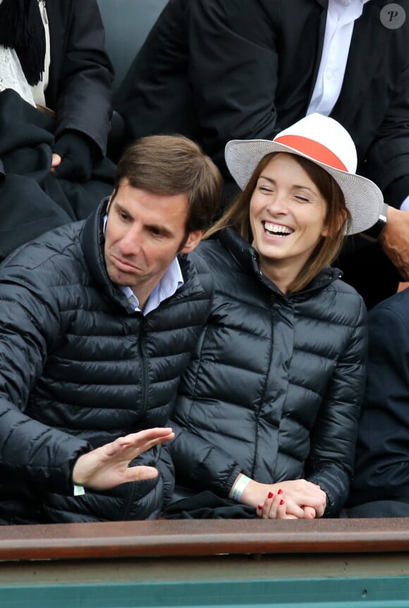 Gonzalo Quesada et sa femme Isabelle Ithurburu lors du match entre Jo-Wilfried Tsonga et Jürgen Melzer à Roland-Garros à Paris, le 28 mai 2014. 