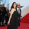 Helena Noguerra et son compagnon Fabrice Du Welz - Montée des marches du film "Sils Maria" lors du 67e Festival du film de Cannes le 23 mai 2014