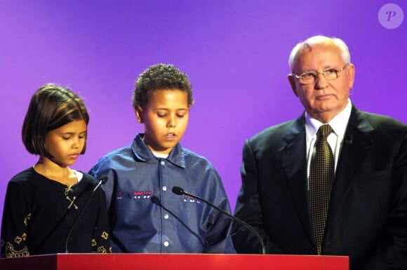 Les enfants de Karlheinz Böhm, Aida et Niki, avec Mikhail Gorbatchev lors de la soirée des World Awards 2002 à Hofbourg en Autriche