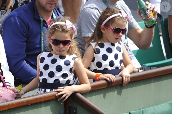 Charlene et Myla, les jumelles de Roger Federer lors du match de leur papa au premier jour de Roland-Garros à Paris, le 25 mai 2014 à Paris, sous les yeux de Mirka Federer