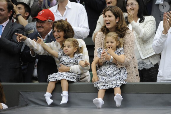 Les jumelles de Roger Federer et sa femme Mirka, Myla et Charlene à Wimbledon au All England Lawn Tennis Club de Londres, le 8 juillet 2012