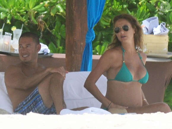 Exclusif - Stacy Keibler et son mari Jared Pobre se relaxent sur une plage à Cancun au Mexique, le 26 mai 2014.