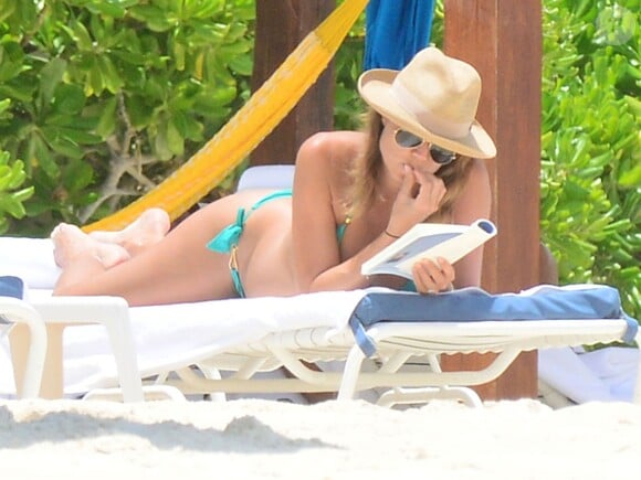 Exclusif - La ravissante Stacy Keibler enceinte et son mari Jared Pobre se relaxent sur une plage à Cancun au Mexique, le 26 mai 2014.