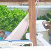 Exclusif - Stacy Keibler enceinte et son mari Jared Pobre se relaxent sur une plage à Cancun au Mexique, le 26 mai 2014.